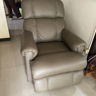 (Category: ) located in . Submitted by furniture_seller_jay (Listing ID 1439267422, Image 1). Description: .