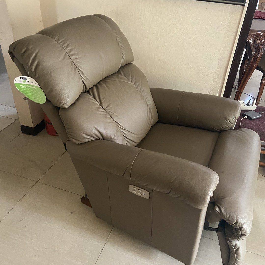 La-Z-Boy Power Recliner (Category: Chairs) located in Paranaque City. Submitted by furniture_seller_jay (Listing ID 1439267422, Image 2). Description: - La-Z-Boy Power Recliner - Light brown color - Power reclining feature - Padded headrest and armrests - Comfortable design No issues, very lightly used. P70k firm. Need space. .