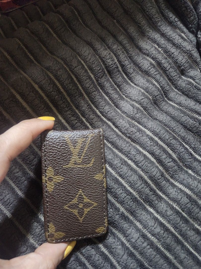 Louis Vuitton Monogram magnetic money clip (Category: Luxury Bags & Wallets) located in Pasig City. Submitted by js.authenticlux (Listing ID 1439336207, Image 2). Description: - Louis Vuitton Monogram magnetic money clip - Classic LV monogram pattern - Bi-fold design - Brown color with iconic LV logo * call txt 09178029682.