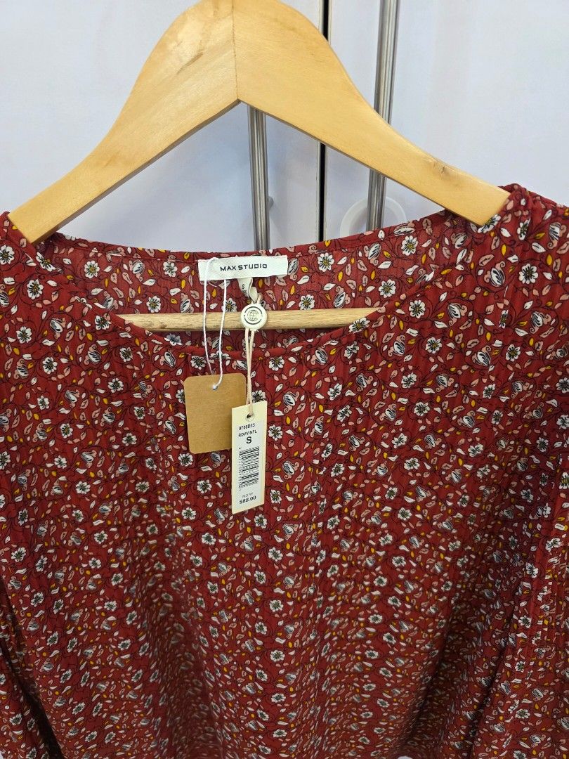 Max Studio Floral Dress - Size S (Category: Blouses) located in Magallanes. Submitted by strikerz101 (Listing ID 1439362874, Image 1). Description: - Max Studio dress - Size: S - Condition: New with tags - Features a beautiful floral pattern (red, white, yellow) - Lightweight fabric - Perfect for various occasions.