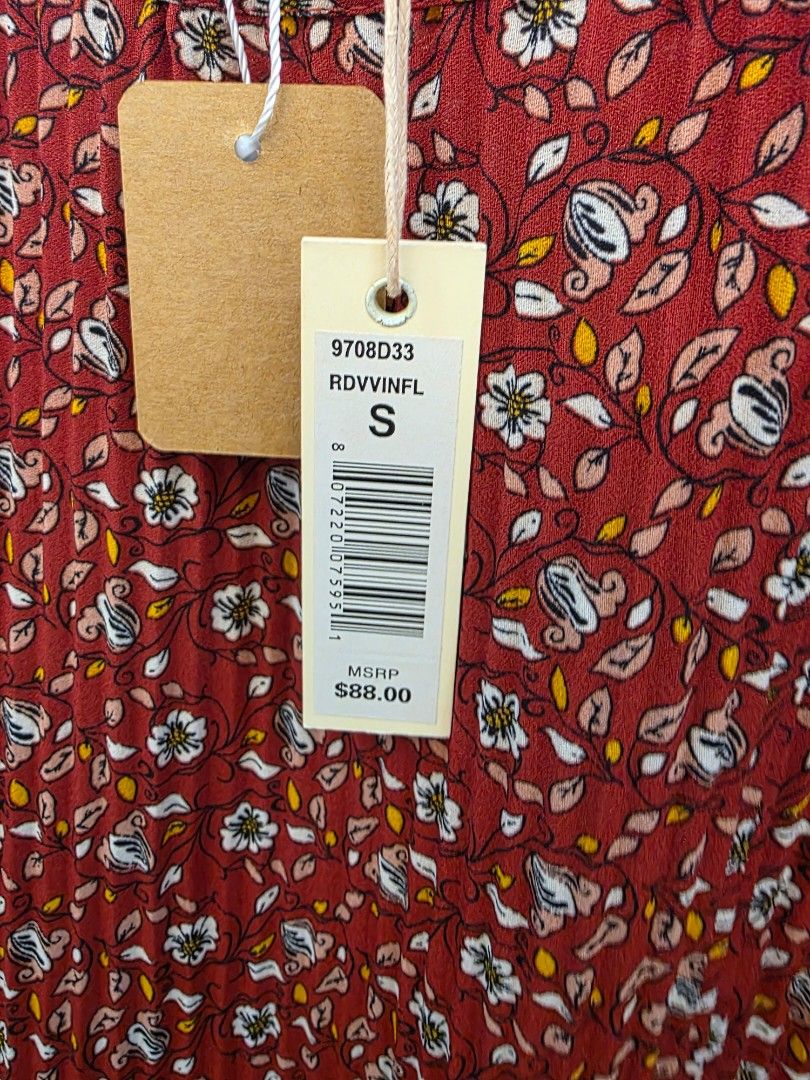 Max Studio Floral Dress - Size S (Category: Blouses) located in Magallanes. Submitted by strikerz101 (Listing ID 1439362874, Image 3). Description: - Max Studio dress - Size: S - Condition: New with tags - Features a beautiful floral pattern (red, white, yellow) - Lightweight fabric - Perfect for various occasions.