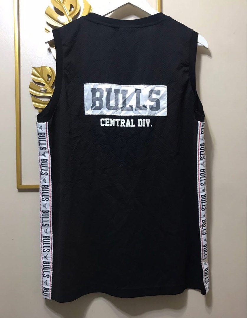 NBA Chicago Bulls (Category: Tshirts & Polo Shirts ) located in Angeles City. Submitted by bashthriftstuff123 (Listing ID 1439382839, Image 2). Description: NBA Chicago Bulls Size large Width 21 Length 29 Verygood condi No issue 350 + sf .