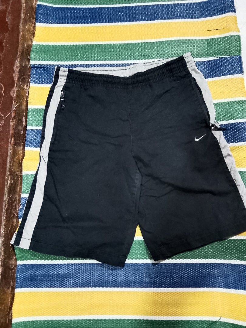 Nike short (Category: Shorts) located in Mabalacat. Submitted by zero2mthrift (Listing ID 1439384496, Image 1). Description: 34 Waistline 20-21 Length Authentic 9.5/10 Color rate Excellent condition No issue / No Pinholes.