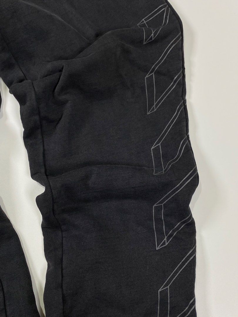Off White - Diag 3D black sweatpants (Category: Joggers) located in Manila. Submitted by finofindthisart (Listing ID 1439400902, Image 3). Description: Length 38 Waist 28-32 Leg hole 5-6 Measured it by inches This is a pre-loved/thrifted items and may show minor signs of issue due to its vintage nature. Kindly manage expectations. No refunds or exchanges will be accepted. 📍Pasay City DM for inquiries..
