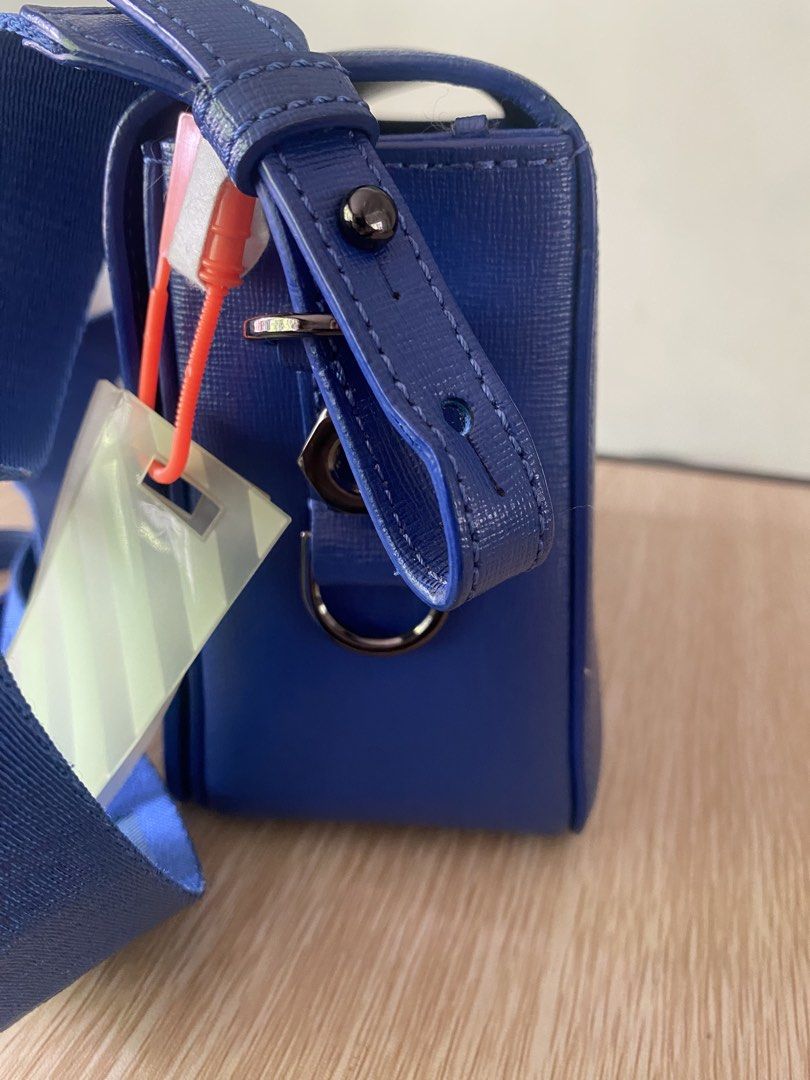 Off white Binder clip bag (Category: Luxury Bags & Wallets) located in Mandaluyong City. Submitted by mingcab (Listing ID 1439275059, Image 2). Description: Original off white, got in rockwell. Complete inclusions. Good as new, used 2-3 times. Fits cellphone, lipstick, keys, small bottle cologne/alcohol. Available for meet up san juan or makati area .