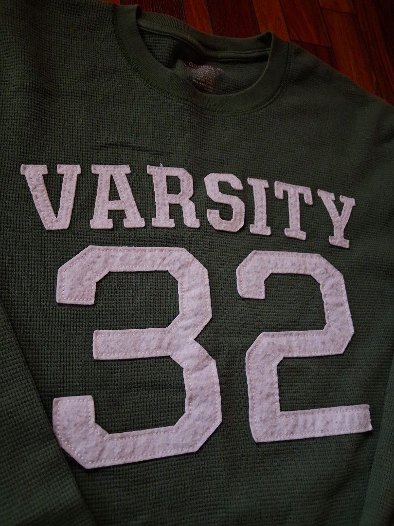 Old Navy Varsity 32 Long Sleeve Shirt (Category: Tshirts & Polo Shirts ) located in Cavite. Submitted by eks1999 (Listing ID 1439338764, Image 2). Description: - Old Navy long sleeve shirt - Color: Olive green - Design: 'VARSITY' print with '32' - Texture: Waffle knit dimes L-29"6 w-22"1 .