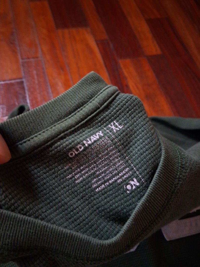 Old Navy Varsity 32 Long Sleeve Shirt (Category: Tshirts & Polo Shirts ) located in Cavite. Submitted by eks1999 (Listing ID 1439338764, Image 3). Description: - Old Navy long sleeve shirt - Color: Olive green - Design: 'VARSITY' print with '32' - Texture: Waffle knit dimes L-29"6 w-22"1 .