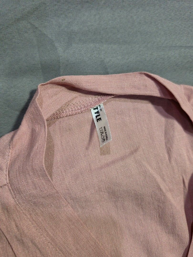 Old Rose Pink Korean Cropped Top (Category: Blouses) located in Quezon City. Submitted by snowflakes.specials (Listing ID 1439389059, Image 2). Description: Fits XS-S Used once.
