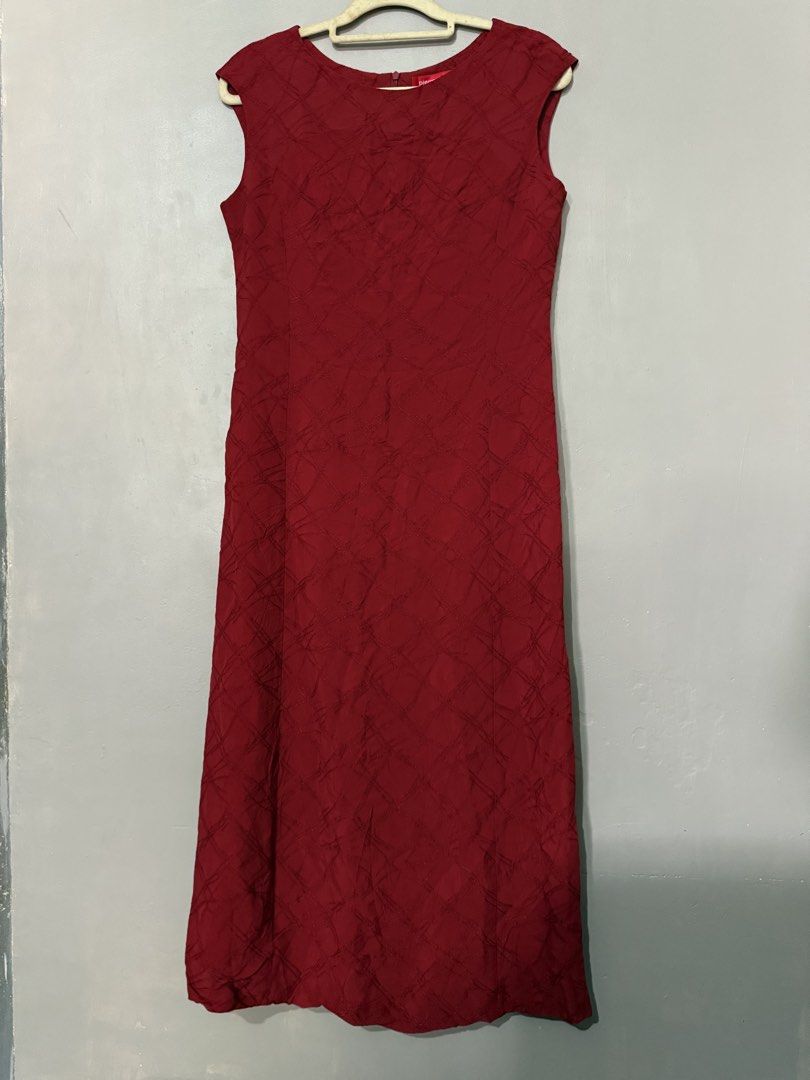 Pierre Cardin Red Dress (Category: Dresses) located in Taguig. Submitted by maliascollection (Listing ID 1439265303, Image 1). Description: ⤵️PLEASE READ ME⤵️ 🧡To get this ITEM make an offer and kindly send your order form, name complete address and contact number together with screenshot of item/s. 📍Description: Elegant red dress by Pierre Cardin. Features a textured fabric with a subtle pattern. Sleeveless design with a round neckline. Includ