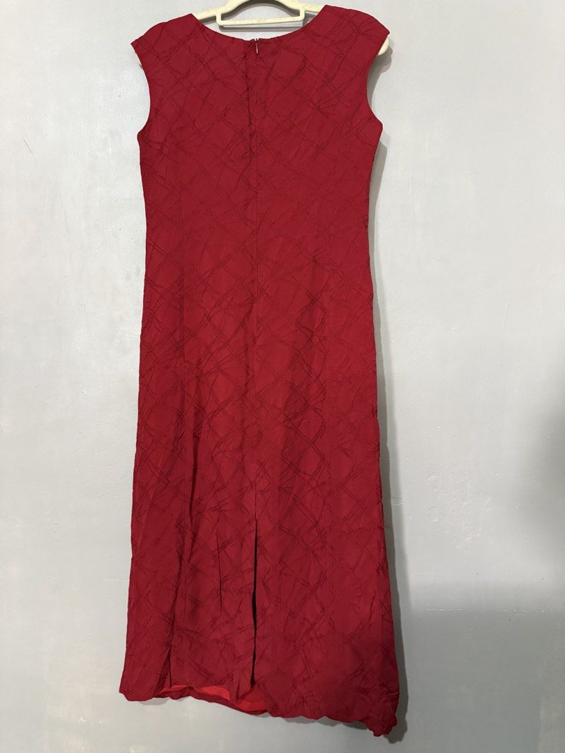 Pierre Cardin Red Dress (Category: Dresses) located in Taguig. Submitted by maliascollection (Listing ID 1439265303, Image 2). Description: ⤵️PLEASE READ ME⤵️ 🧡To get this ITEM make an offer and kindly send your order form, name complete address and contact number together with screenshot of item/s. 📍Description: Elegant red dress by Pierre Cardin. Features a textured fabric with a subtle pattern. Sleeveless design with a round neckline. Includ