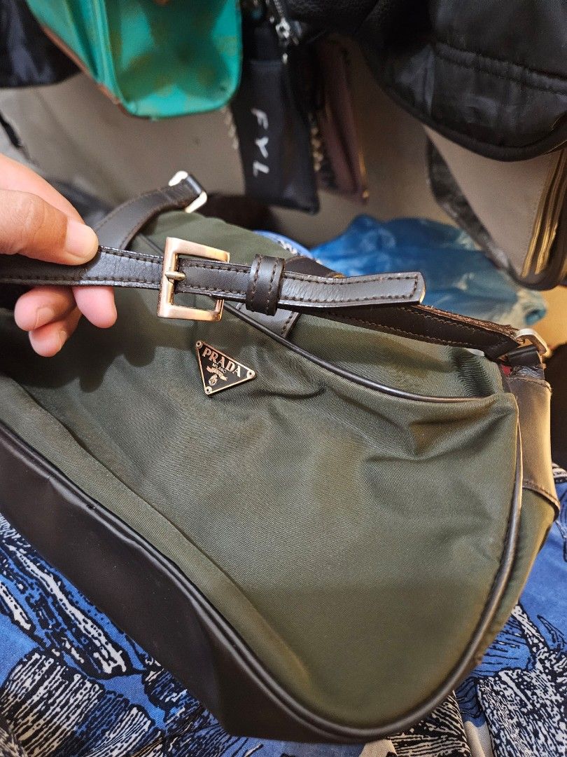 Prada (Category: Luxury Bags & Wallets) located in Zamboanga. Submitted by Clairey03 (Listing ID 1439389128, Image 3). Description: no white tag NGA issue sira.lock. gawan nyu nalang paraan magka lock . ganda pa kasi nung bag.
