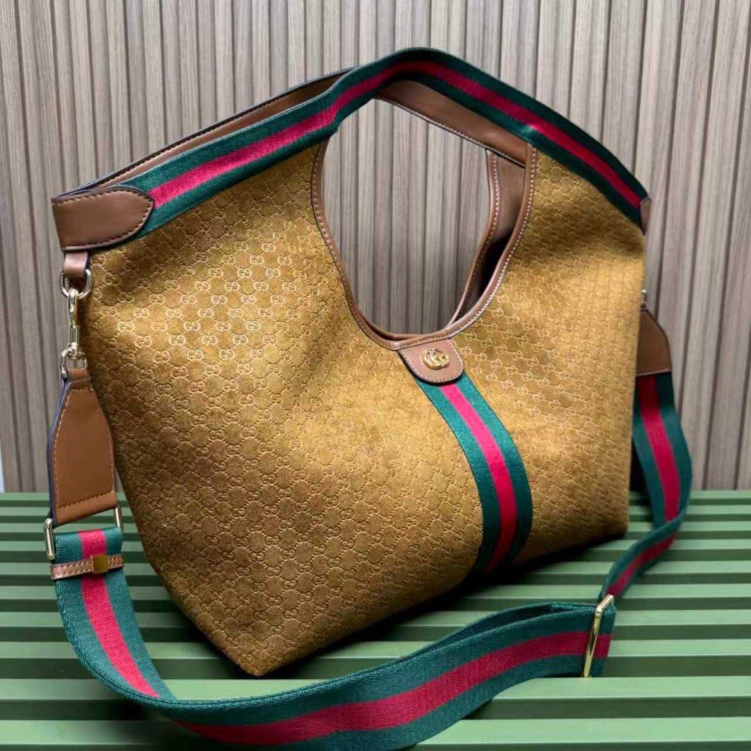 Preloved 2 way bag (Category: Luxury Bags & Wallets) located in Los Banos. Submitted by ditasbautista2329 (Listing ID 1439420518, Image 3). Description: Preloved Good as new Actual pictures posted What you see is what you get.