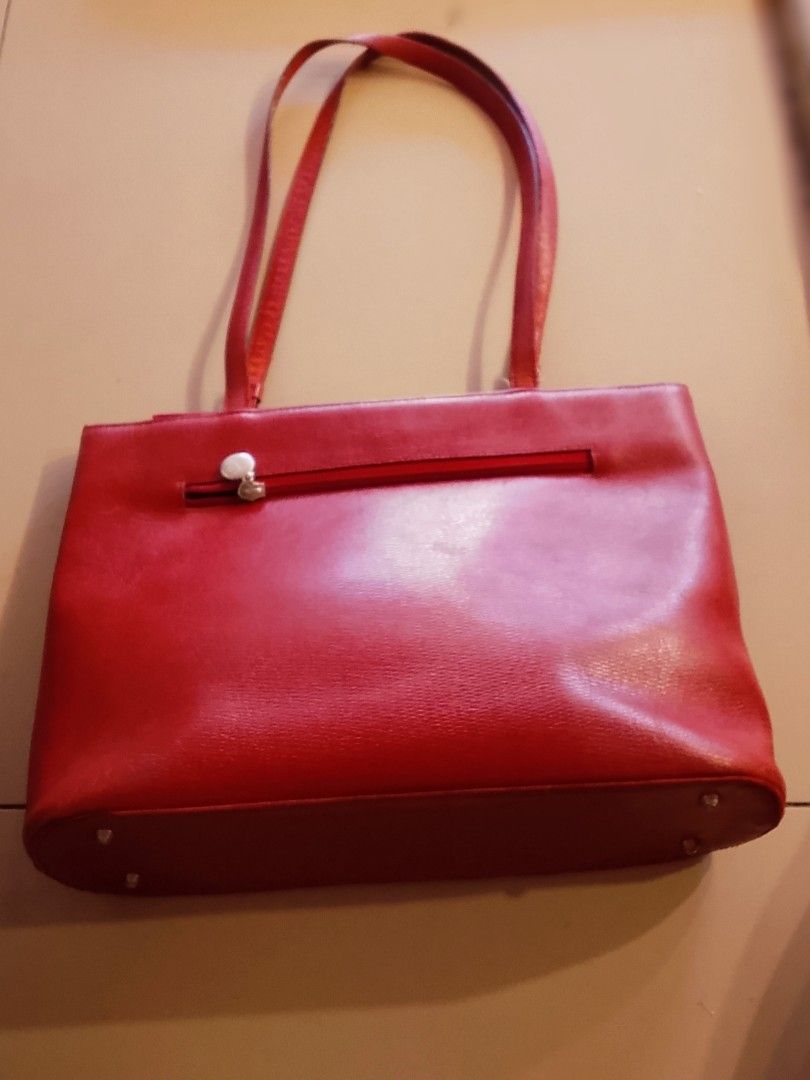 Preloved Balenciaga Shoulder Bag (Category: Shoulder Bags) located in Alicia. Submitted by celynahambotruecelyna39 (Listing ID 1439332206, Image 2). Description: In good condition, normal sign of use.