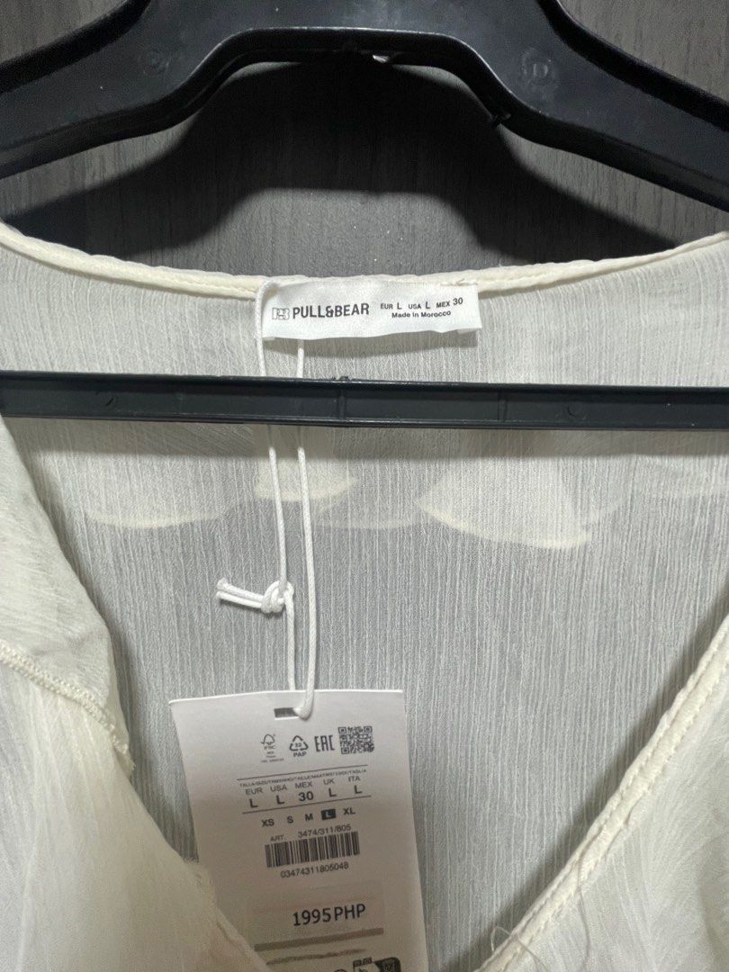 Pull & Bear Flowy Longsleeves Top (Category: Blouses) located in Quezon City. Submitted by cm_preloved (Listing ID 1439274757, Image 3). Description: Brand new with tag Size large No issues Retails for 1995 .