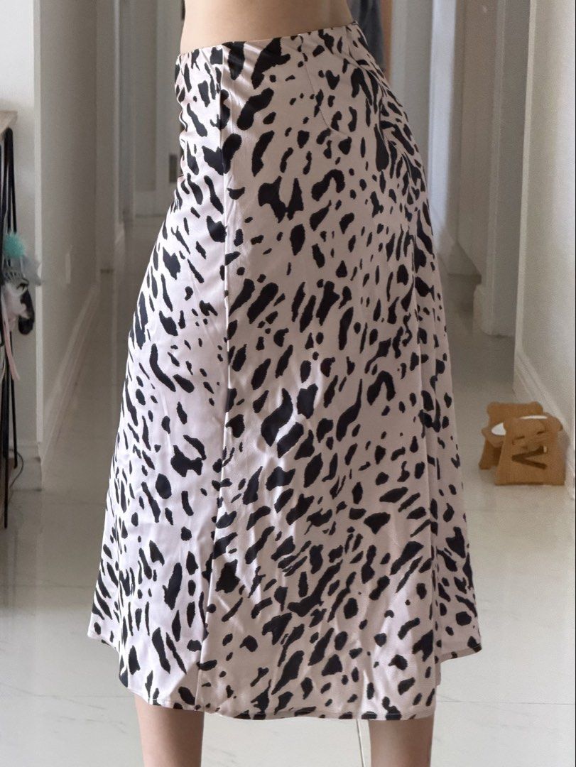 Satin Cheetah Print Midi Skirt (Category: Skirts) located in Cebu City. Submitted by itemsbysarah (Listing ID 1439273136, Image 2). Description: Satin Midi Skirt Size AUS 8 / Small Bought new at an opshop in Australia RFS: not my style.