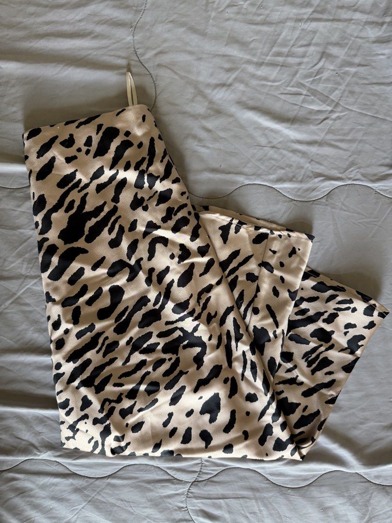Satin Cheetah Print Midi Skirt (Category: Skirts) located in Cebu City. Submitted by itemsbysarah (Listing ID 1439273136, Image 3). Description: Satin Midi Skirt Size AUS 8 / Small Bought new at an opshop in Australia RFS: not my style.