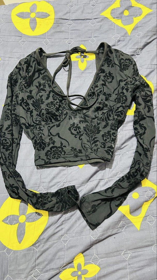 Shein Floral Long Sleeve Top (Category: Longsleeves) located in Manila. Submitted by alyssaaaamm (Listing ID 1439397758, Image 1). Description: Shein long sleeve top with a floral pattern. Features a V-neckline and a tie-up back. The top has a cropped design. Y2K design The size is XS/S. The color is black..