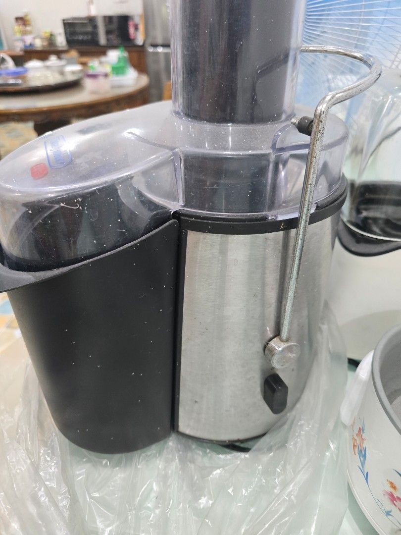Stainless Steel Juicer (Category: Juicers, Blenders & Grinders) located in Caloocan City. Submitted by mluck (Listing ID 1439364457, Image 2). Description: - Stainless steel body - Clear plastic top - Black handle and silver lever - Visible internal components (blade, etc.) - In good working condition.
