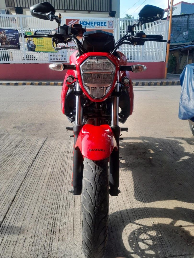 Suzuki Gixxer 150 Red Motorcycle (Category: Motorbikes for Sale) located in Marikina City. Submitted by shunshin19 (Listing ID 1439368876, Image 3). Description: Suzuki Gixxer 150 motorcycle. complete original papers or /cr LTO Plate used like new price slightly negotiable Features a black seat, black wheels with red accents, and a black exhaust. The motorcycle has a digital instrument panel and a sporty design. It is equipped with side mirrors a