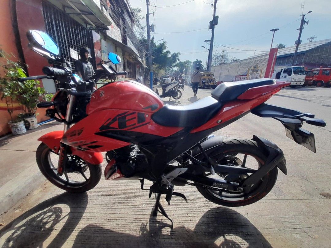 Suzuki Gixxer 150 Red Motorcycle (Category: Motorbikes for Sale) located in Marikina City. Submitted by shunshin19 (Listing ID 1439368876, Image 2). Description: Suzuki Gixxer 150 motorcycle. complete original papers or /cr LTO Plate used like new price slightly negotiable Features a black seat, black wheels with red accents, and a black exhaust. The motorcycle has a digital instrument panel and a sporty design. It is equipped with side mirrors a