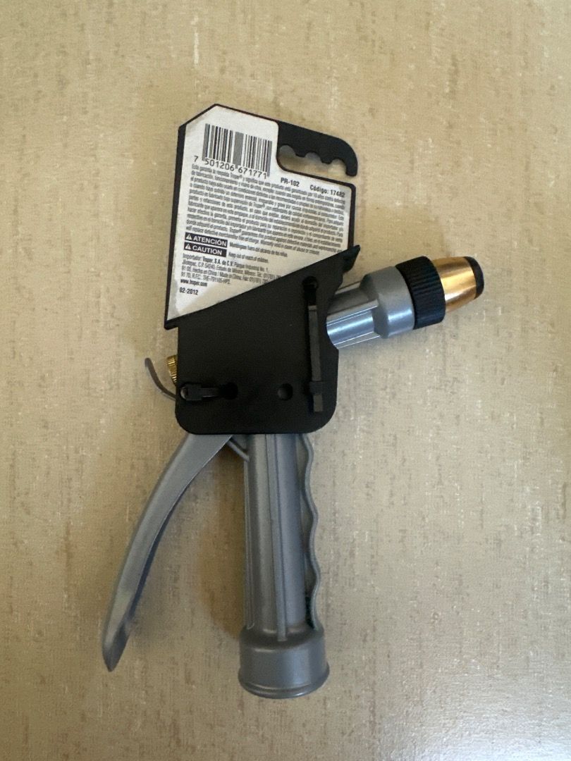 Truper Metal Pistol Nozzle (Category: Cleaning Tools & Supplies) located in San Pedro. Submitted by shein2010 (Listing ID 1439420268, Image 2). Description: - Truper metal pistol nozzle - Ergonomic handle for comfortable use - Adjustable tip for various spray patterns - Includes a clip for continuous water flow - Ideal for watering plants and cleaning outdoor surfaces.