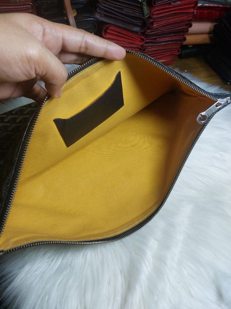 GOYARD (Category: Belt bags, Clutches and Pouches) located in Cagayan de Oro. Submitted by lj100614 (Listing ID 1439307275, Image 3). Description: minimal flaws yang black sa malapit sa zipper.