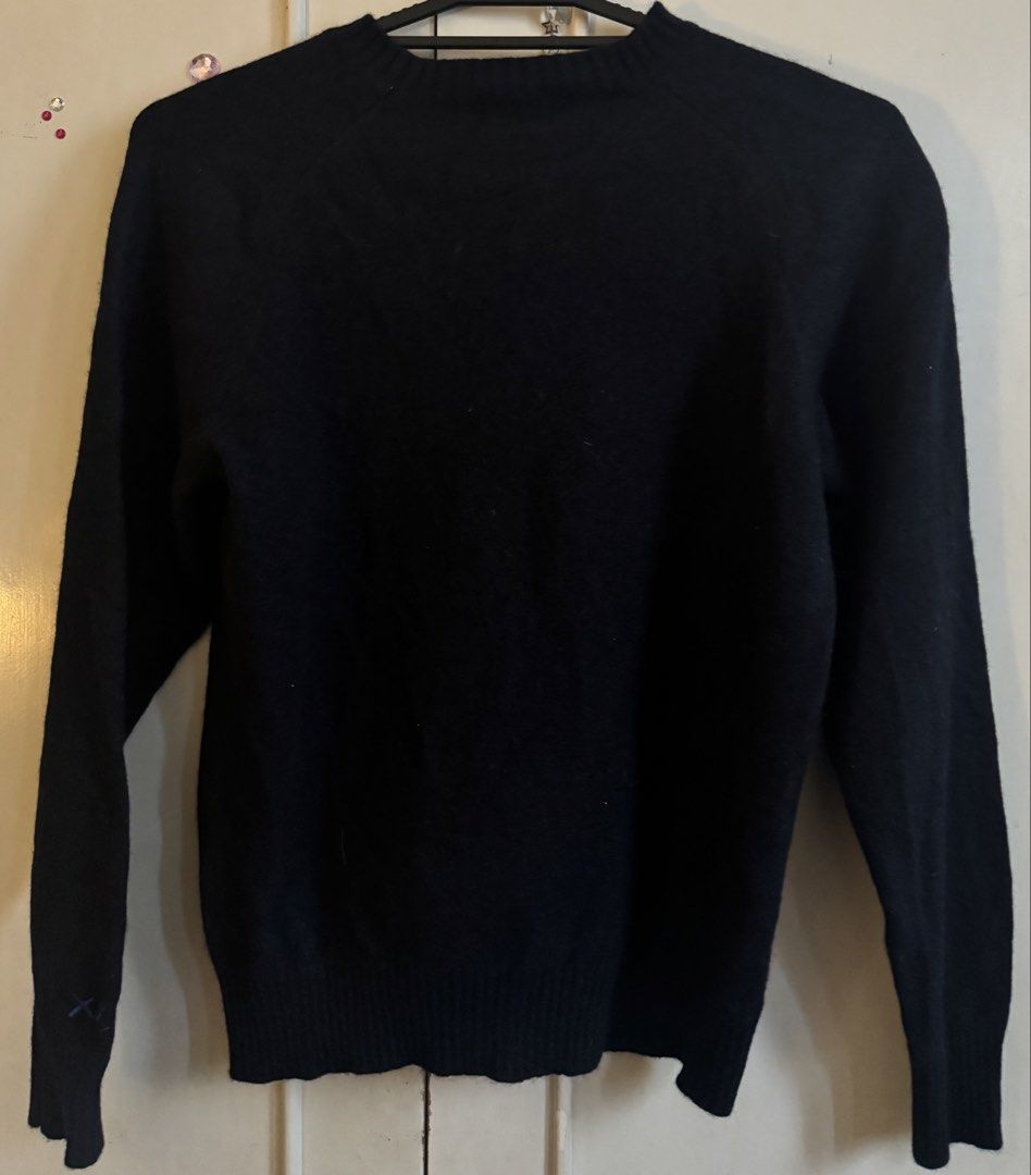 Uniqlo x Kaws Crew Neck Sweater (Category: Coats, Jackets and Outerwear) located in Paranaque City. Submitted by juliarmls (Listing ID 1439345664, Image 2). Description: - In really good condition - Super rarely used Length 23” Width 18”.