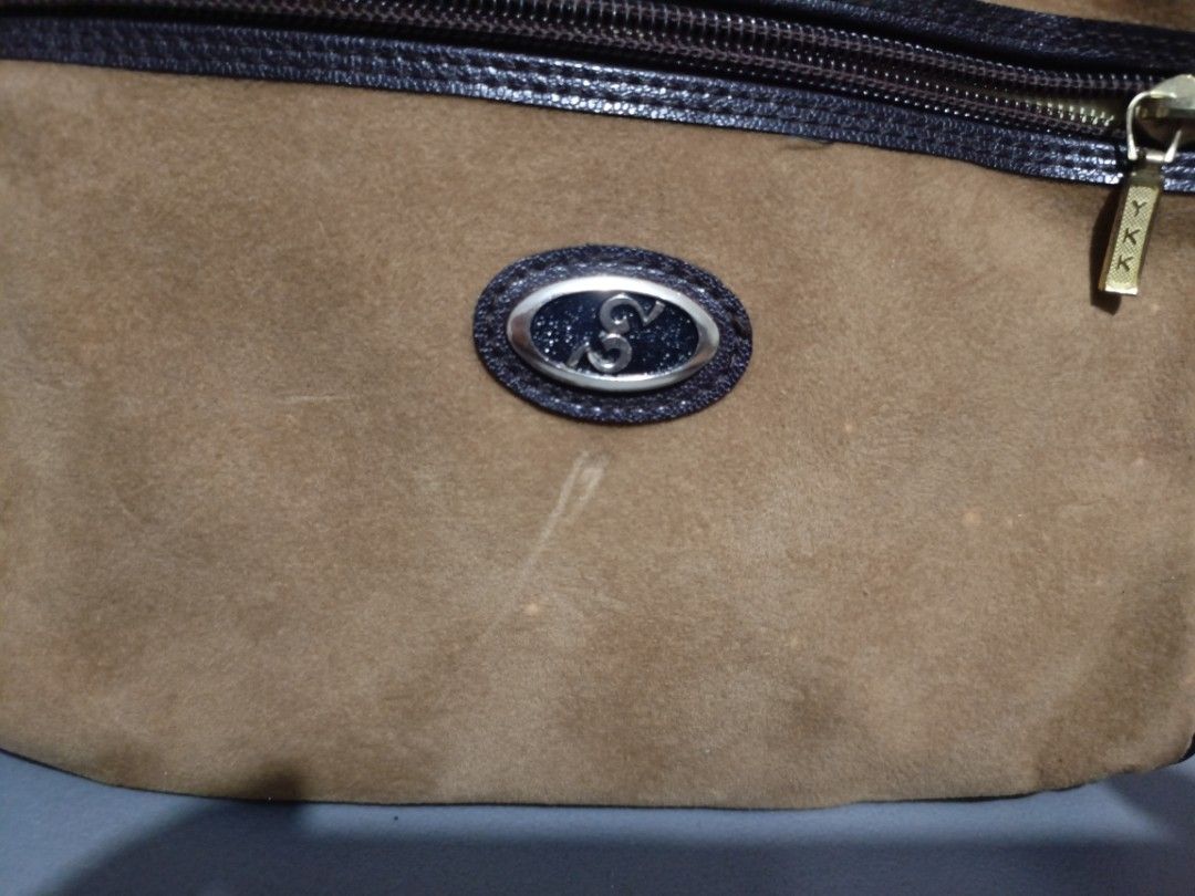 Vintage Brown Clutch Bag (Category: Clutches) located in San Jose del Monte. Submitted by m_nshop (Listing ID 1439348768, Image 2). Description: - Vintage clutch bag - Brown suede exterior - Dark brown trim - Gold-toned zipper - Small oval emblem - Light-colored interior lining - Rectangular shape PRELOVED NEEDS CLEANING AND WASHING FROM JAPAN AUCTION NO COD PAYMENT FIRST LALAMOVE OR JNT COURIER NO LBC.