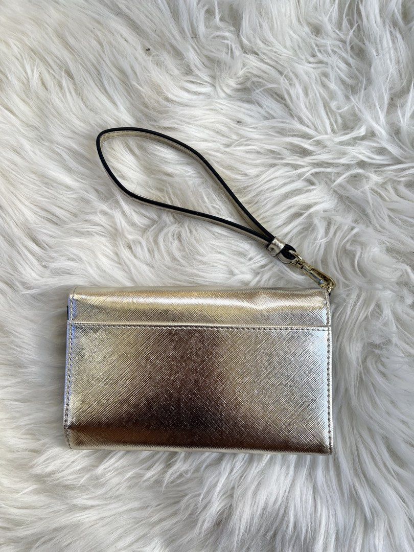 VS Wristlet (Category: Wallets & Card holders) located in Baguio. Submitted by itemsbyzhunite (Listing ID 1439343920, Image 2). Description: Like new, no hidden issue. Shipping Via JNT (SF = Buyer) MOP: Gcash/MariBank/PNB Can do meet-up/dropping around La Trinidad/Baguio. TG: @zhunite.