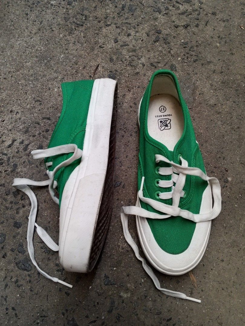 Young Bees Green Canvas Shoes - Size 37 (Category: Sneakers) located in Marikina City. Submitted by jajafinds (Listing ID 1439358647, Image 2). Description: - Young Bees green canvas shoes - Size 37 - White sole and laces - White toe cap - Young Bees logo visible.