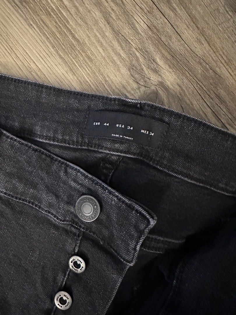 Zara Black Jeans with Distressed Knee (Category: Jeans) located in Quezon City. Submitted by heiressofpersia80 (Listing ID 1439393562, Image 3). Description: - Zara black jeans - Distressed knee detail - Sequined back pocket - Button closure - Classic five-pocket design - Size: EUR 44 / USA 34 / MEX 34 - Made in Turkey -37.5 in length.