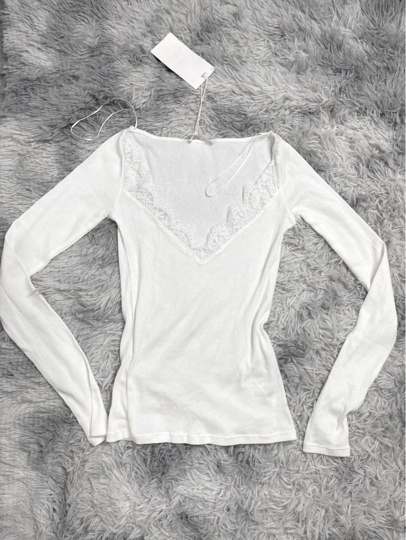 ZARA BLOUSE BNWT (Category: Blouses) located in Makati City. Submitted by tinycloset__ (Listing ID 1439296142, Image 1). Description: ZARA XS-S (S ON TAG) BNWT.