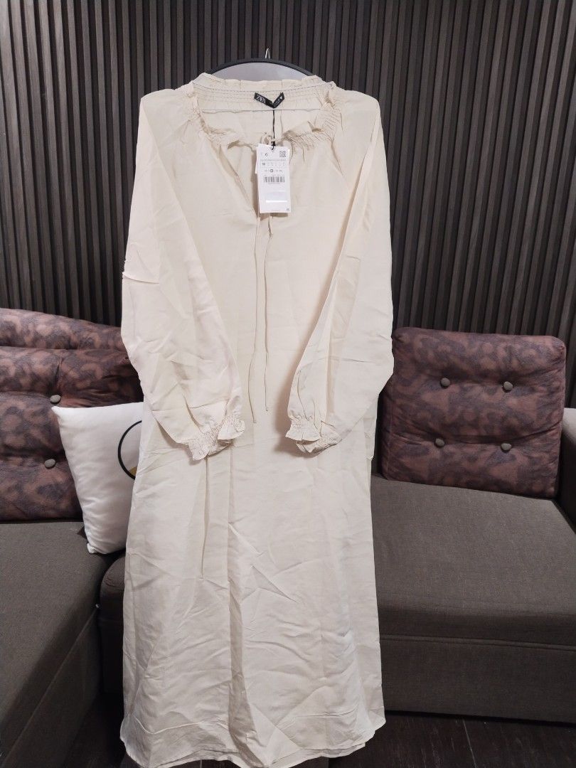 Zara Long Sleeve Dress Plus size (Category: Dresses) located in Trece Martires City. Submitted by joannequin50934 (Listing ID 1439292642, Image 1). Description: - Zara dress medium plus size - Features long sleeves and a relaxed fit - V-neckline with drawstring detail - Made in Turkey.