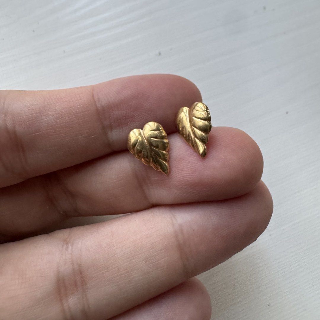 18K Yellow Gold Pawnable Leaf Earrings (Category: Earrings) located in Manila. Submitted by miskym (Listing ID 1439440492, Image 1). Description: 1.1g weight.