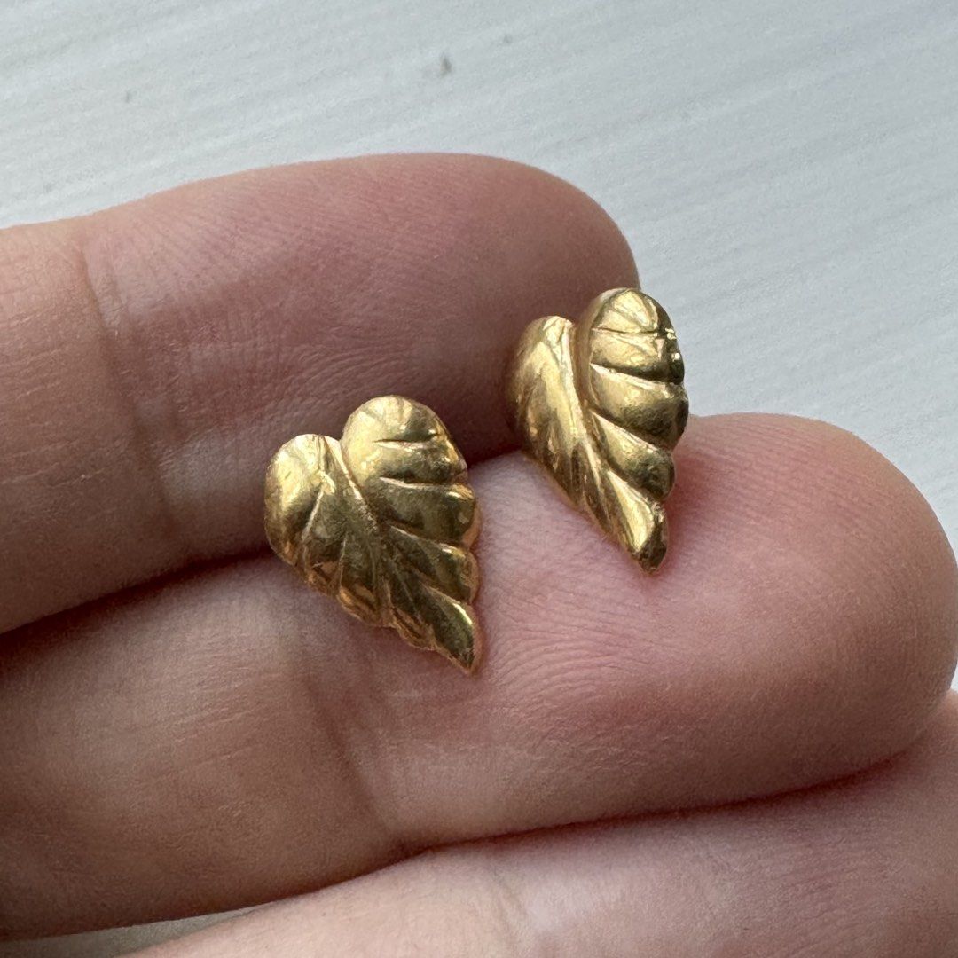 18K Yellow Gold Pawnable Leaf Earrings (Category: Earrings) located in Manila. Submitted by miskym (Listing ID 1439440492, Image 2). Description: 1.1g weight.