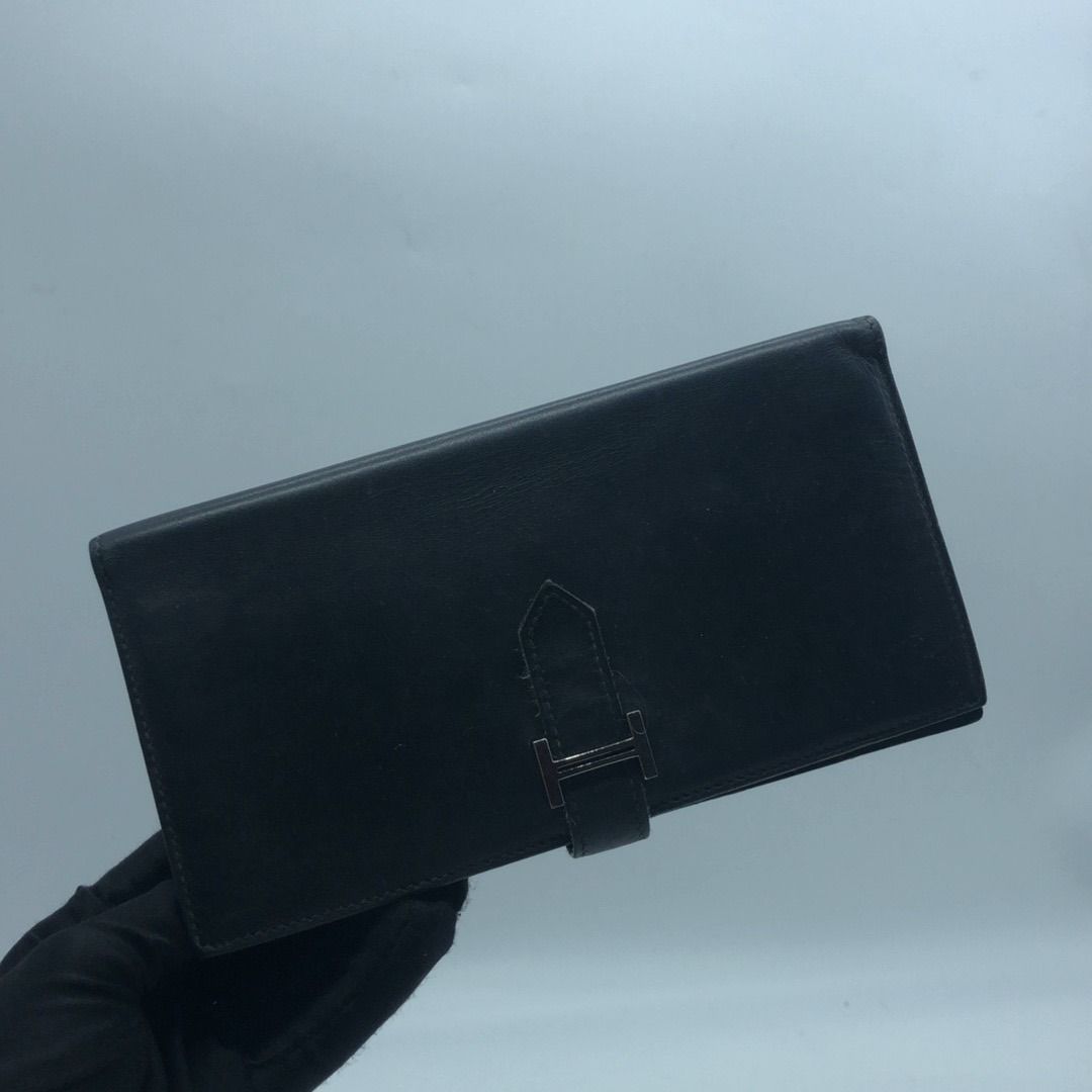 267004673 HERMES SLG BEARN BLACK (Category: Luxury Bags & Wallets) located in Taguig. Submitted by ecoring.ph (Listing ID 1439458758, Image 1). Description: ◆CONDITION: BC ◆DESCRIPTIONS: (Other defects/info:) OUTER: The body of the wallet is scratched, scuffed, stained, and dirty, and has press marks and wrinkles, and shows signs of use. The rubber lining and edges of the wallet are scratched, scuffed, stained, and dirty, and have press marks, cr