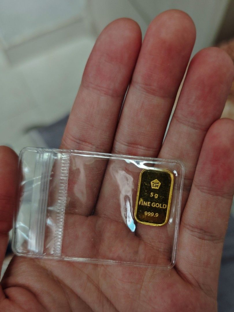 5g Gold Bar （分類：包裝食物&即食食物）位於 Hong Kong。 由 sir_gold 提交（商品編號 1439500730，圖片 1）。簡介： 5g gold bar is presented in a clear protective case. The bar is rectangular with visible markings. The gold bar is stamped with the brand name and other details. The bar is a bright gold color.。