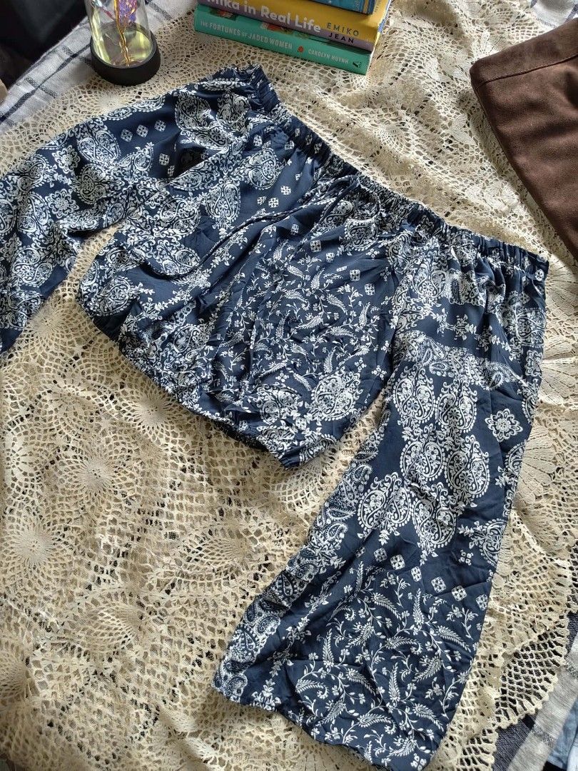 Aerie Off-Shoulder Top - Medium Printed Blue Top (Category: Others Tops) located in Bani. Submitted by seventh.page (Listing ID 1439505543, Image 2). Description: - Aerie off-shoulder top - Size: Medium on Tag - Print: Blue and white paisley - Sleeves: Long .