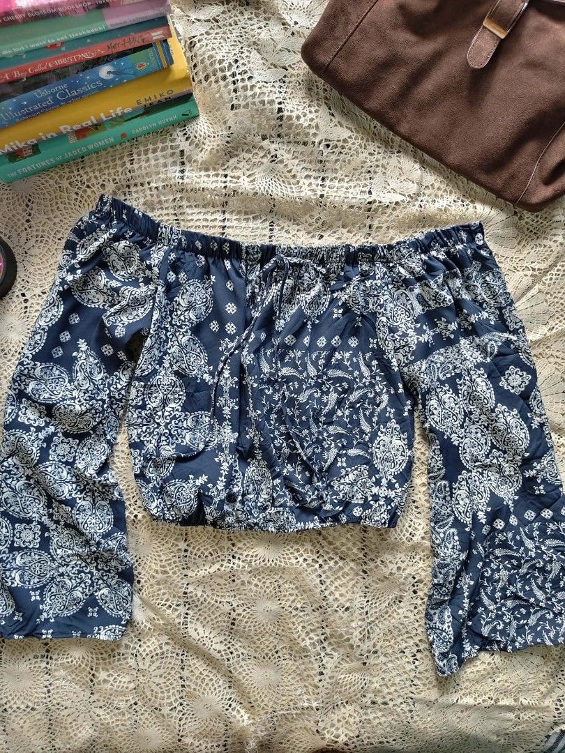 Aerie Off-Shoulder Top - Medium Printed Blue Top (Category: Others Tops) located in Bani. Submitted by seventh.page (Listing ID 1439505543, Image 1). Description: - Aerie off-shoulder top - Size: Medium on Tag - Print: Blue and white paisley - Sleeves: Long .