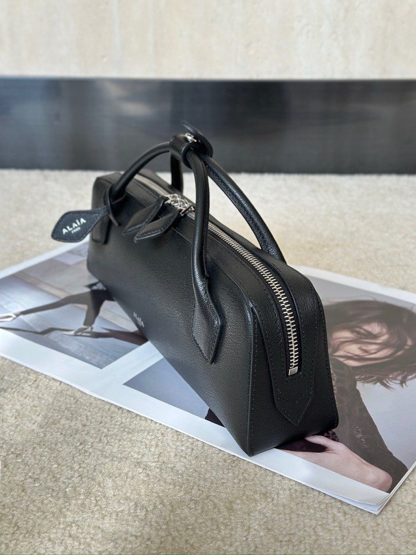 Alaia Le Teckel tote bag (Category: Luxury Bags & Wallets) located in Manila. Submitted by shoulderfashion (Listing ID 1439477596, Image 2). Description: .