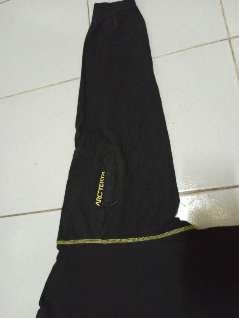 Arc'teryx Long Sleeve Shirt (Category: Tshirts & Polo Shirts ) located in Manila. Submitted by vincent_yxjt (Listing ID 1439428986, Image 3). Description: - Arc'teryx black long sleeve shirt - Size: XL/G - Features Arc'teryx logo on the back - Includes a small pocket on the left sleeve - Yellow stitching details - Made of a lightweight material.