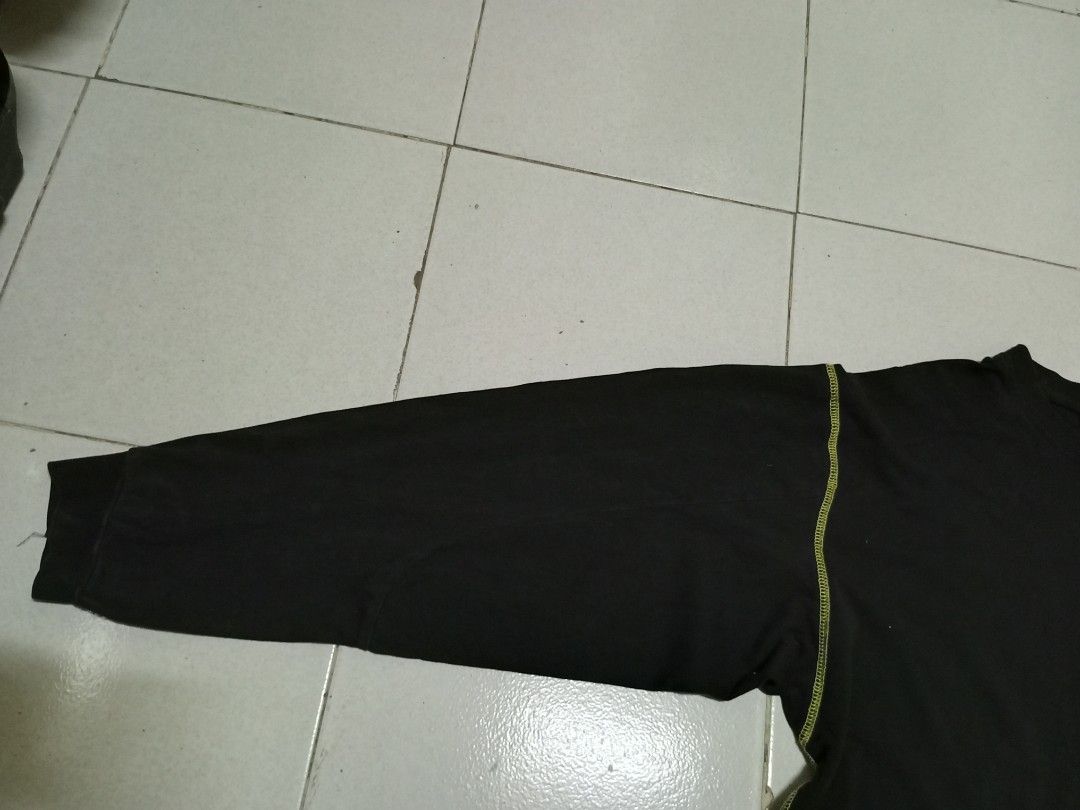 Arc'teryx Long Sleeve Shirt (Category: Tshirts & Polo Shirts ) located in Manila. Submitted by vincent_yxjt (Listing ID 1439428986, Image 2). Description: - Arc'teryx black long sleeve shirt - Size: XL/G - Features Arc'teryx logo on the back - Includes a small pocket on the left sleeve - Yellow stitching details - Made of a lightweight material.
