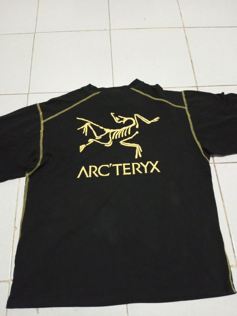 Arc'teryx Long Sleeve Shirt (Category: Tshirts & Polo Shirts ) located in Manila. Submitted by vincent_yxjt (Listing ID 1439428986, Image 1). Description: - Arc'teryx black long sleeve shirt - Size: XL/G - Features Arc'teryx logo on the back - Includes a small pocket on the left sleeve - Yellow stitching details - Made of a lightweight material.