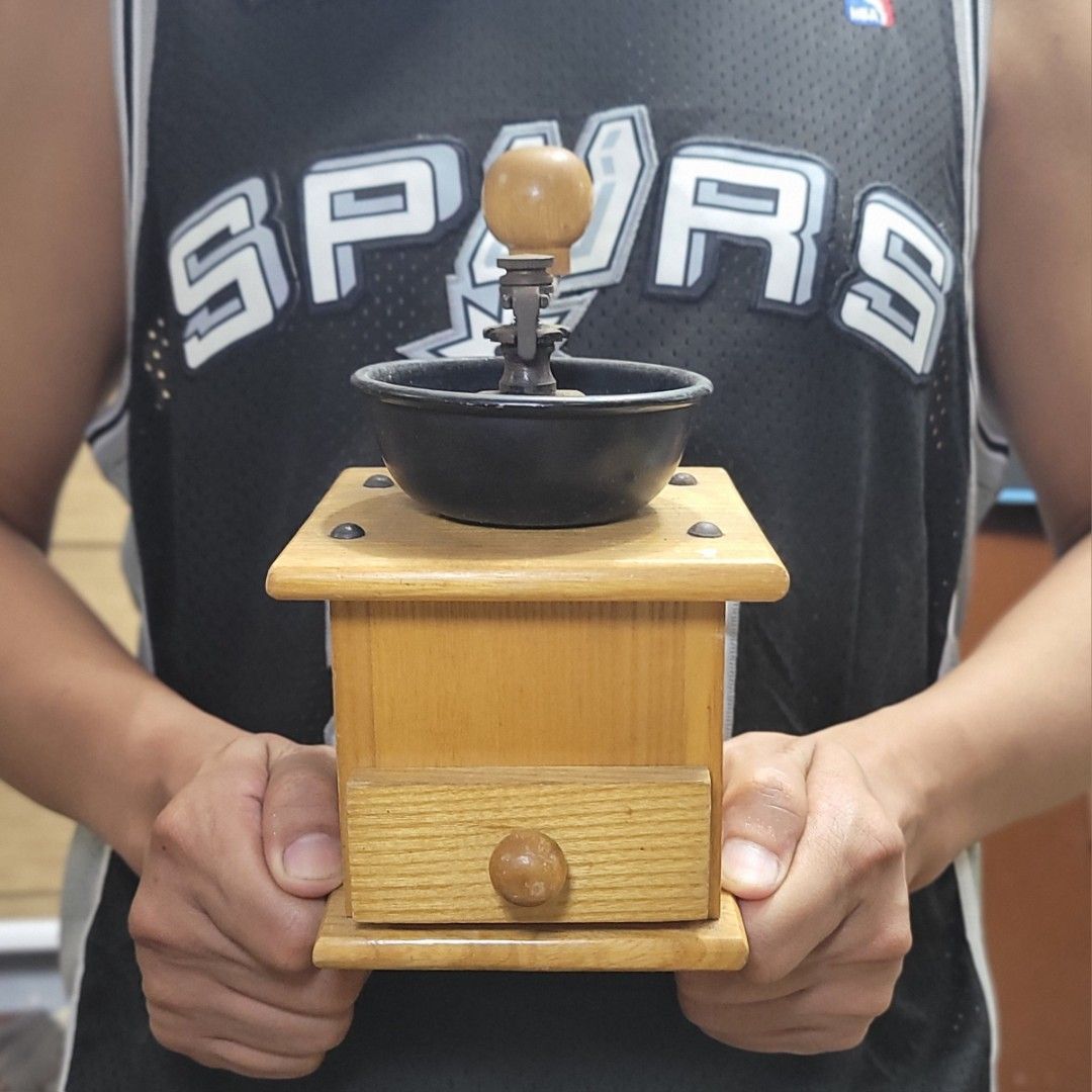 Around 1 kilo Vintage manual coffee grinder! (Category: Coffee & Tea Tableware) located in Pasig City. Submitted by hoa_japan_surplus_32023 (Listing ID 1434738959, Image 1). Description: 8"x4.75" approx. ❌️NON-COD ✅️ PAYMENT FIRST POLICY ✅️ FIRST TO PAY _____________________________________________ ‼️SHIPPING OPTION‼️ 📌Flash Express, J&T, Gogo Express, Lalamove or Personal Pick-up Location: PASIG CITY ____________________________________________
