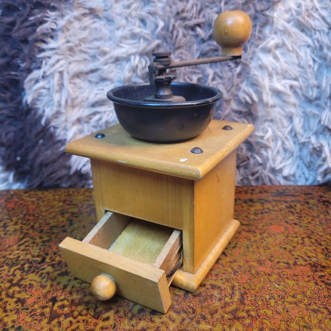 Around 1 kilo Vintage manual coffee grinder! (Category: Coffee & Tea Tableware) located in Pasig City. Submitted by hoa_japan_surplus_32023 (Listing ID 1434738959, Image 3). Description: 8"x4.75" approx. ❌️NON-COD ✅️ PAYMENT FIRST POLICY ✅️ FIRST TO PAY _____________________________________________ ‼️SHIPPING OPTION‼️ 📌Flash Express, J&T, Gogo Express, Lalamove or Personal Pick-up Location: PASIG CITY ____________________________________________