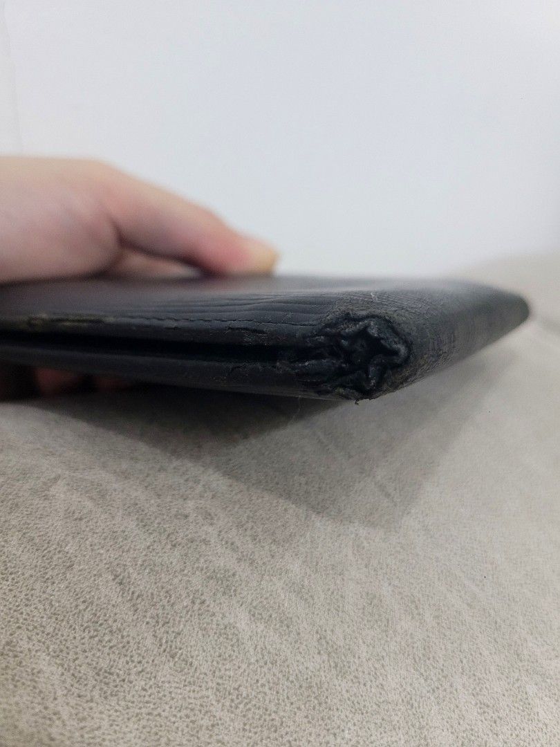 Auth Louis Vuitton Epi Leather Wallet Bifold (Category: Luxury Bags & Wallets) located in Antipolo. Submitted by dlolin (Listing ID 1439585349, Image 2). Description: Issues shown on photos hence selling low - Authentic Louis Vuitton wallet - Black Epi leather - Multiple card slots - Bill compartment - Visible Louis Vuitton logo - Shows wear on edges.