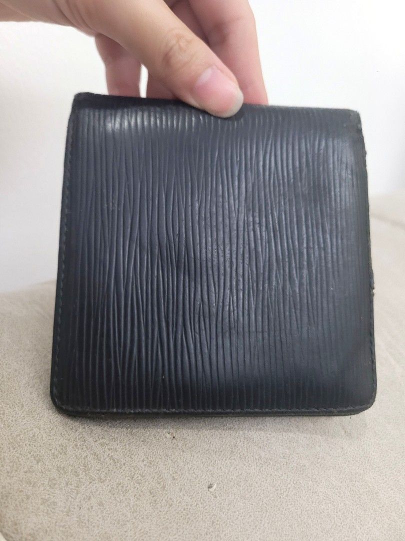 Auth Louis Vuitton Epi Leather Wallet Bifold (Category: Luxury Bags & Wallets) located in Antipolo. Submitted by dlolin (Listing ID 1439585349, Image 3). Description: Issues shown on photos hence selling low - Authentic Louis Vuitton wallet - Black Epi leather - Multiple card slots - Bill compartment - Visible Louis Vuitton logo - Shows wear on edges.