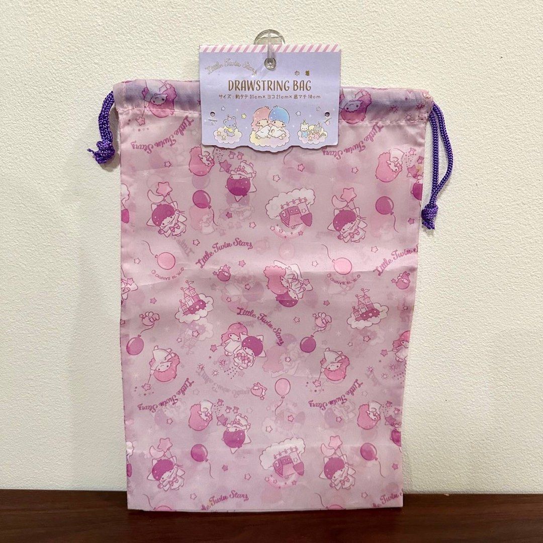 [Authentic] Sanrio Little Twin Stars Drawstring Bag (Category: Purses & Pouches) located in Quezon City. Submitted by brandedusagoodies (Listing ID 1439582164, Image 1). Description: Cute authentic Little Twin Stars drawstring bag featuring a dreamy pastel pink design with Kiki and Lala in a sweet fantasy theme. Perfect for organizing cosmetics, stationery, toiletries, accessories, snacks, or everyday essentials. Material: • Polyester • Polypropy