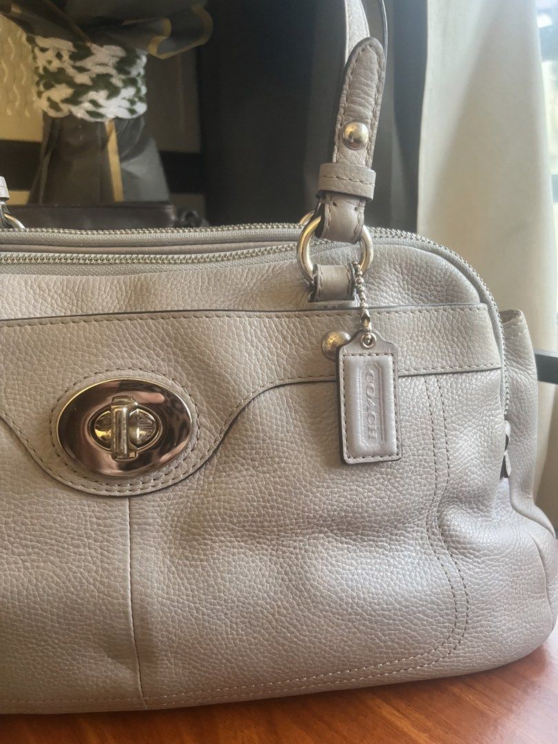 Authentic Y2k vintage Coach Legacy Penelope Pebble Leather bag (Category: Shoulder Bags) located in General Mariano Alvarez. Submitted by dreamgirlcloset (Listing ID 1439526655, Image 2). Description: Rare coach legacy! Selling low because needed funds🥲 Large capacity, has a lot of compartment.
