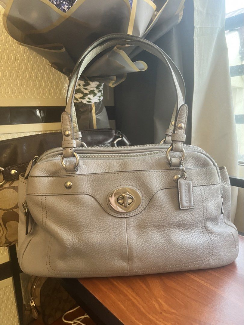 Authentic Y2k vintage Coach Legacy Penelope Pebble Leather bag (Category: Shoulder Bags) located in General Mariano Alvarez. Submitted by dreamgirlcloset (Listing ID 1439526655, Image 1). Description: Rare coach legacy! Selling low because needed funds🥲 Large capacity, has a lot of compartment.